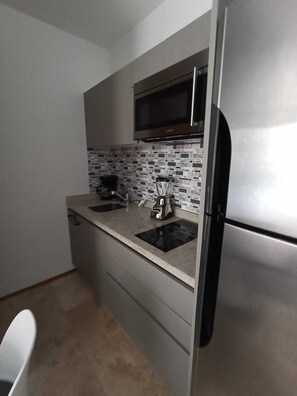 Kjøleskap, mikrobølgeovn, kokeplater og kaffetrakter/tekoker