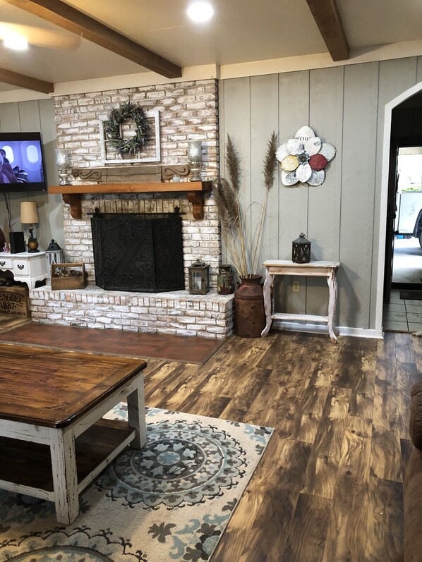 Interior - Down on the Bayou (Ventress)