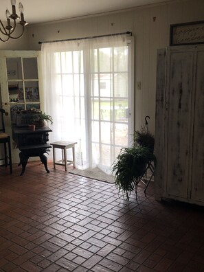 Interior - Down on the Bayou (Ventress)