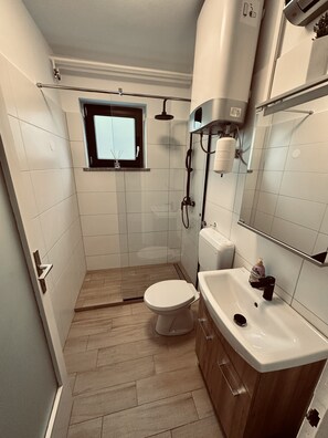 Doccia, asciugacapelli, asciugamani, carta igienica