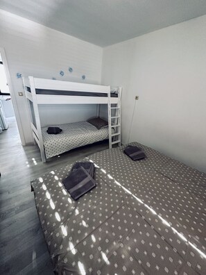 1 slaapkamer, een strijkplank/strijkijzer, gratis wifi, beddengoed