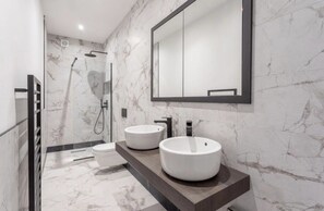 Haartrockner, Handtücher, Toilettenpapier