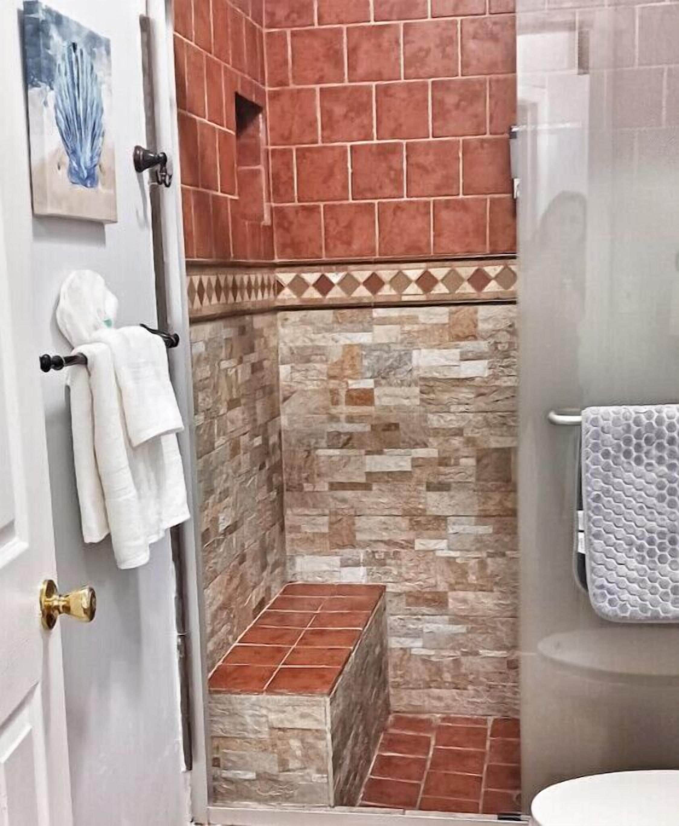 Tropical Hideaway deck & hot tub