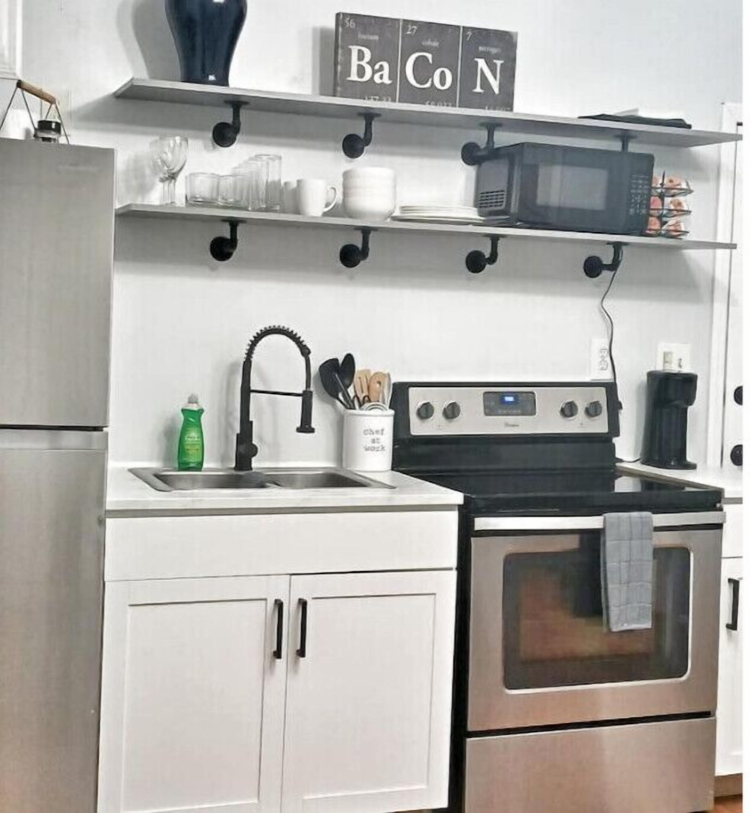 Tropical Hideaway deck & hot tub