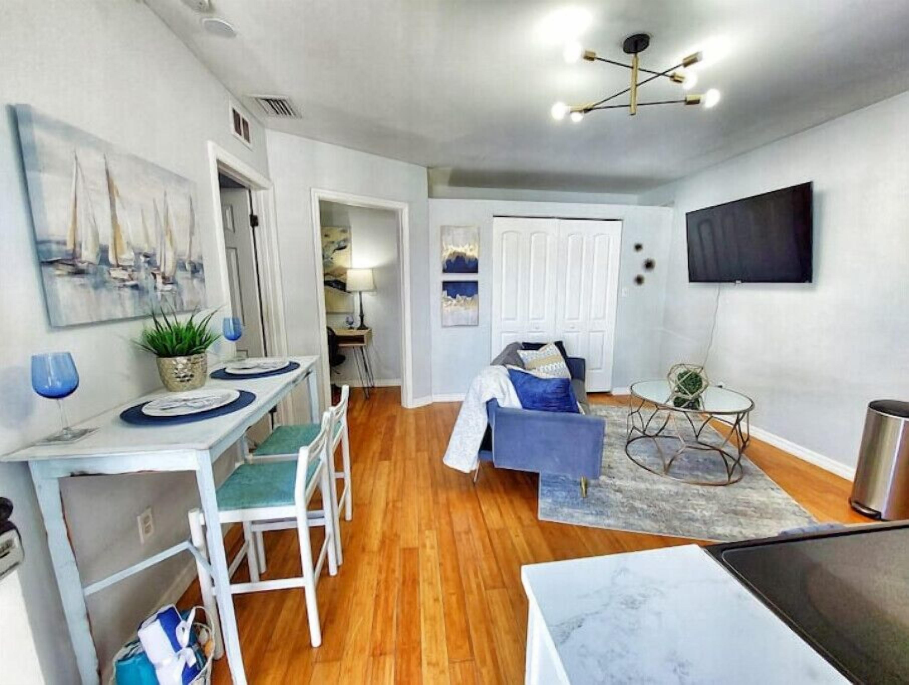 Tropical Hideaway deck & hot tub