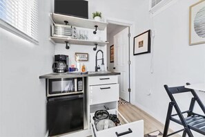 Réfrigérateur, micro-ondes, cafetière/bouilloire, grille-pain