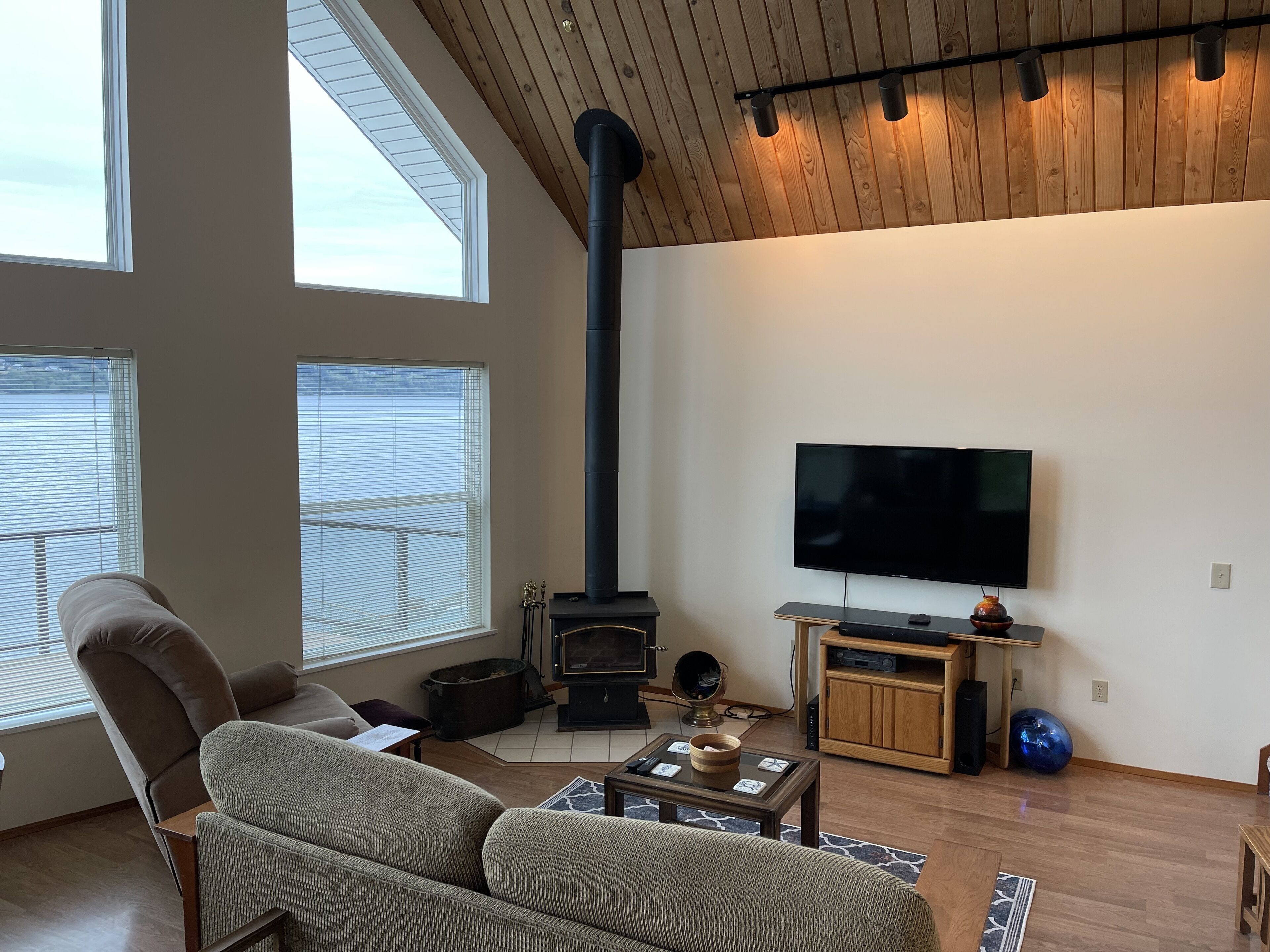 Waterfront cabin facing the sunset