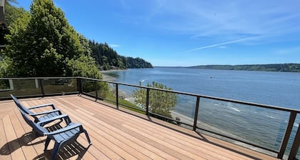 Waterfront cabin facing the sunset