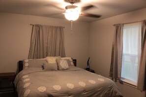 3 bedrooms, desk, travel crib, free WiFi - Chill Suburban Get Away (Corpus Christi)
