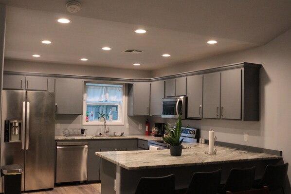 Fridge, microwave, oven, stovetop - Chill Suburban Get Away (Corpus Christi)