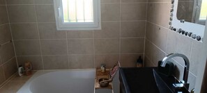 Een douche, een haardroger, handdoeken
