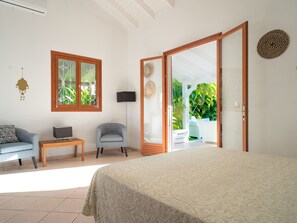 4 bedrooms, travel cot, WiFi, bed sheets