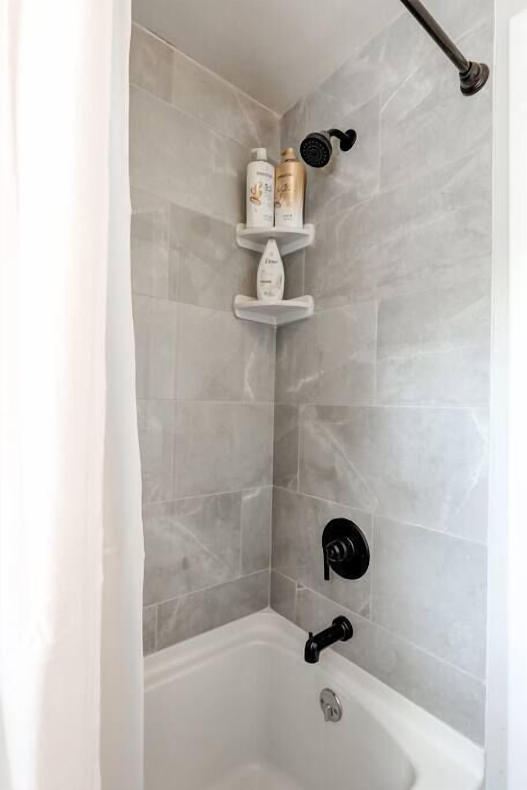 Baignoire, sèche-cheveux, serviettes fournies, savon