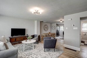 TV - Renovated 2 BR home close to Lancaster attractions (Lancaster)