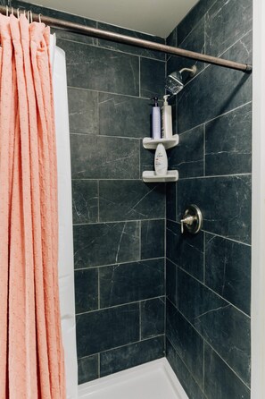 Bathtub, hair dryer, towels, soap - Spacious Home in ♥ of Lancaster Amish Country (Paradise)