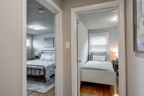 2 habitaciones, tabla de planchar con plancha, wifi y ropa de cama 