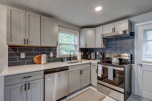Fridge, microwave, oven, stovetop - New cozy home near Outlets & Amish Country (Lancaster)