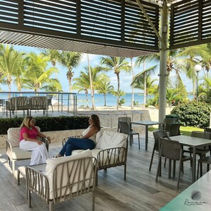 Outdoor dining - Beachfront  Apartment for the Perfect Escape (San Pedro de Macoris)