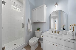 Douche, sèche-cheveux, serviettes fournies, savon
