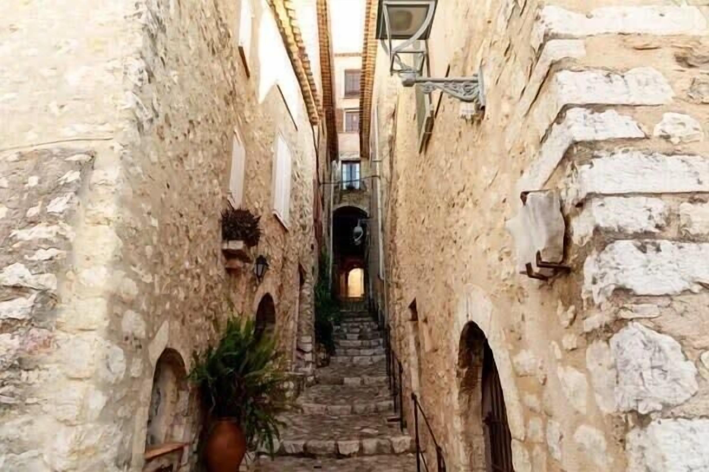 المنطقة المحيطة بالمنشأة