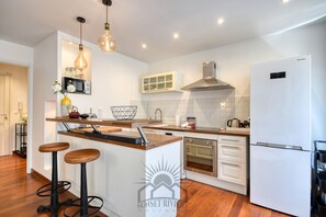 Een koelkast, een microgolfoven, een oven, een kookplaat