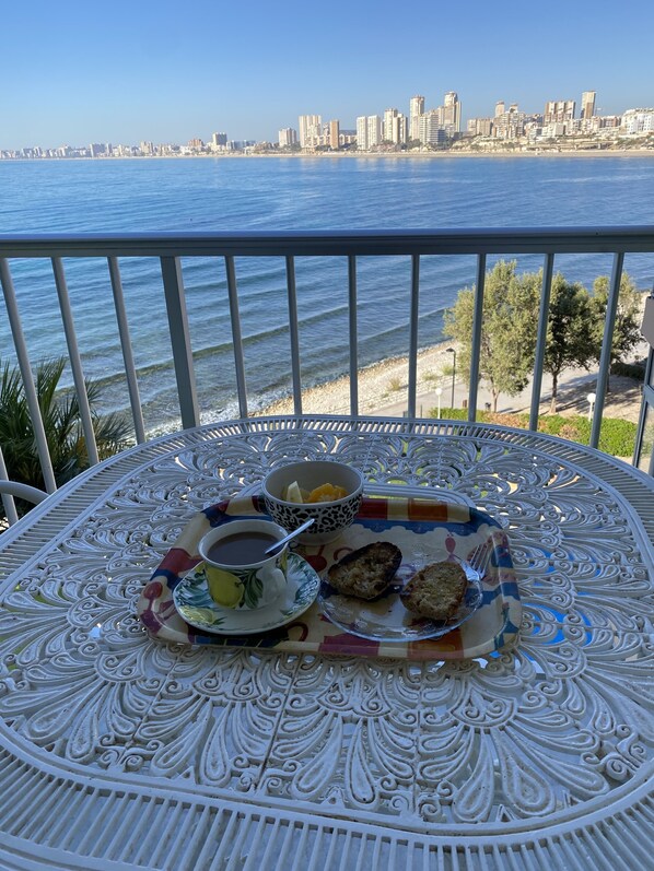 Outdoor dining - Cozy apartment on the sea (Campello)