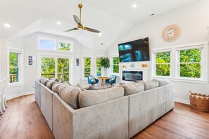 Fernseher, Kamin, Arbeitsbereiche