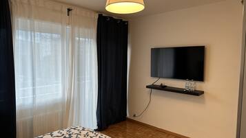 Deluxe Room | 1 bedroom, individually furnished, desk, laptop workspace
