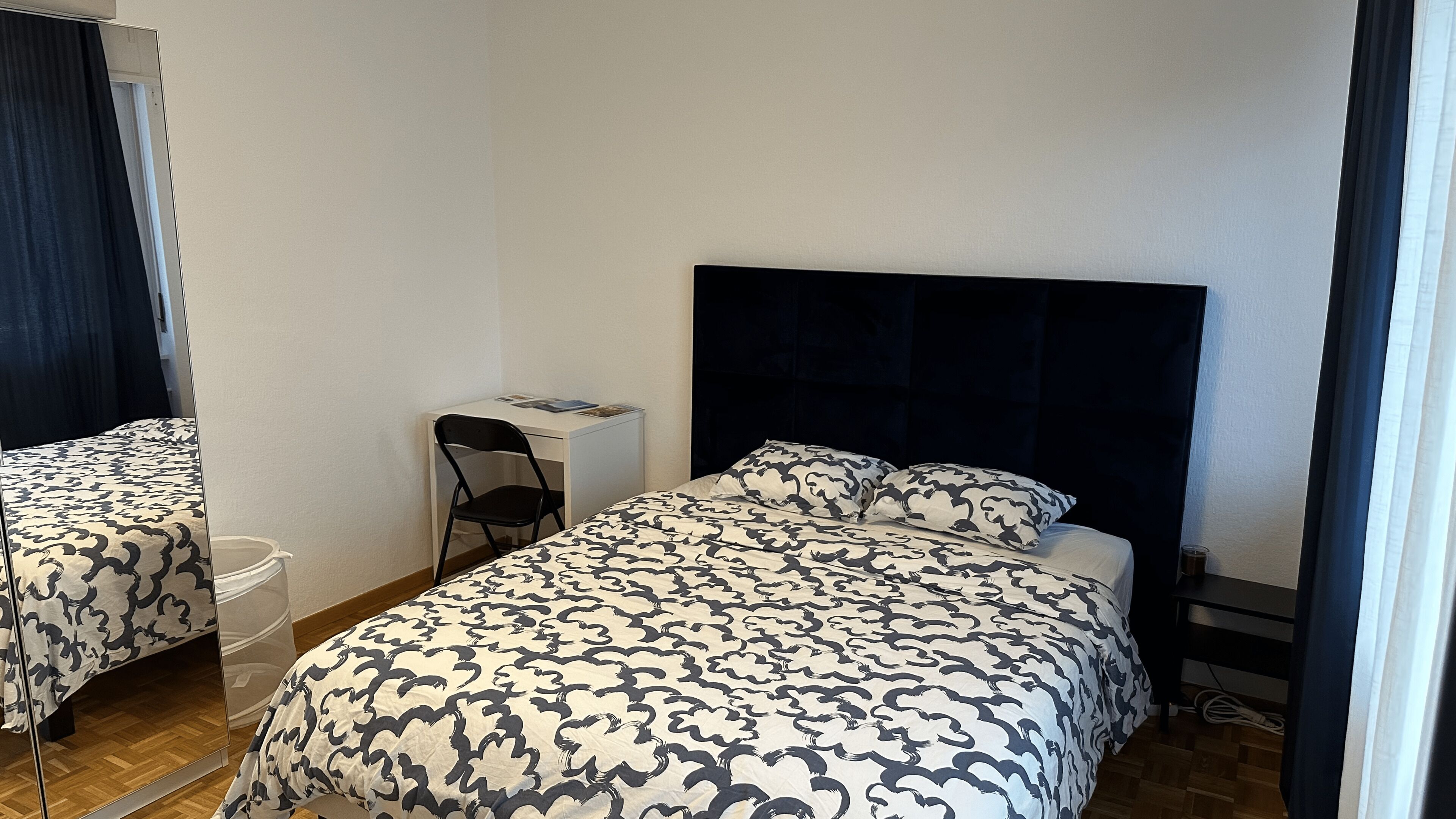 Une chambre avec deux lits, un bureau et une chaise.