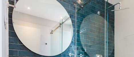 Deluxe-Apartment | Badezimmer | Dusche, Regendusche, Haartrockner, Fußbodenheizung (Badezimmer)