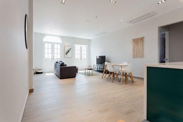 Appartement Deluxe | Aire de séjour | Téléviseur connecté de 55 po avec télévision numérique, téléviseur