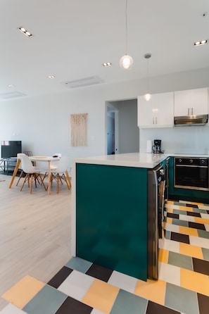 Apartamento luxo | Cozinha privada | Micro-ondas, fogão, cooktop, lava-louças