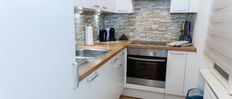 Frigorifero, microonde, forno, piano cottura