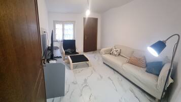 Smart-TV, BĂŒcher, Stereoanlage