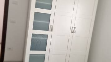 2 chambres, coffres-forts dans les chambres, fer et planche Ă repasser