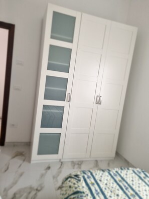 2 soveværelser, pengeskab på værelset, strygejern/strygebræt