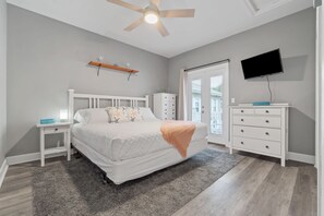 3 Schlafzimmer, Schreibtisch, Bügeleisen/Bügelbrett, Reisekinderbett