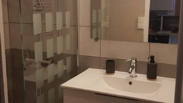 Dusche, Haartrockner, Handtücher, Seife