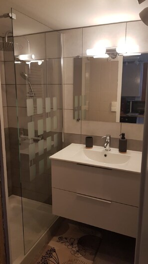 Dusche, Haartrockner, Handtücher, Seife