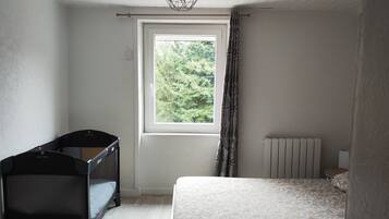 2 Schlafzimmer, Reisekinderbett, kostenloses WLAN, Bettwäsche