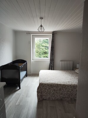 2 Schlafzimmer, Reisekinderbett, kostenloses WLAN, Bettwäsche
