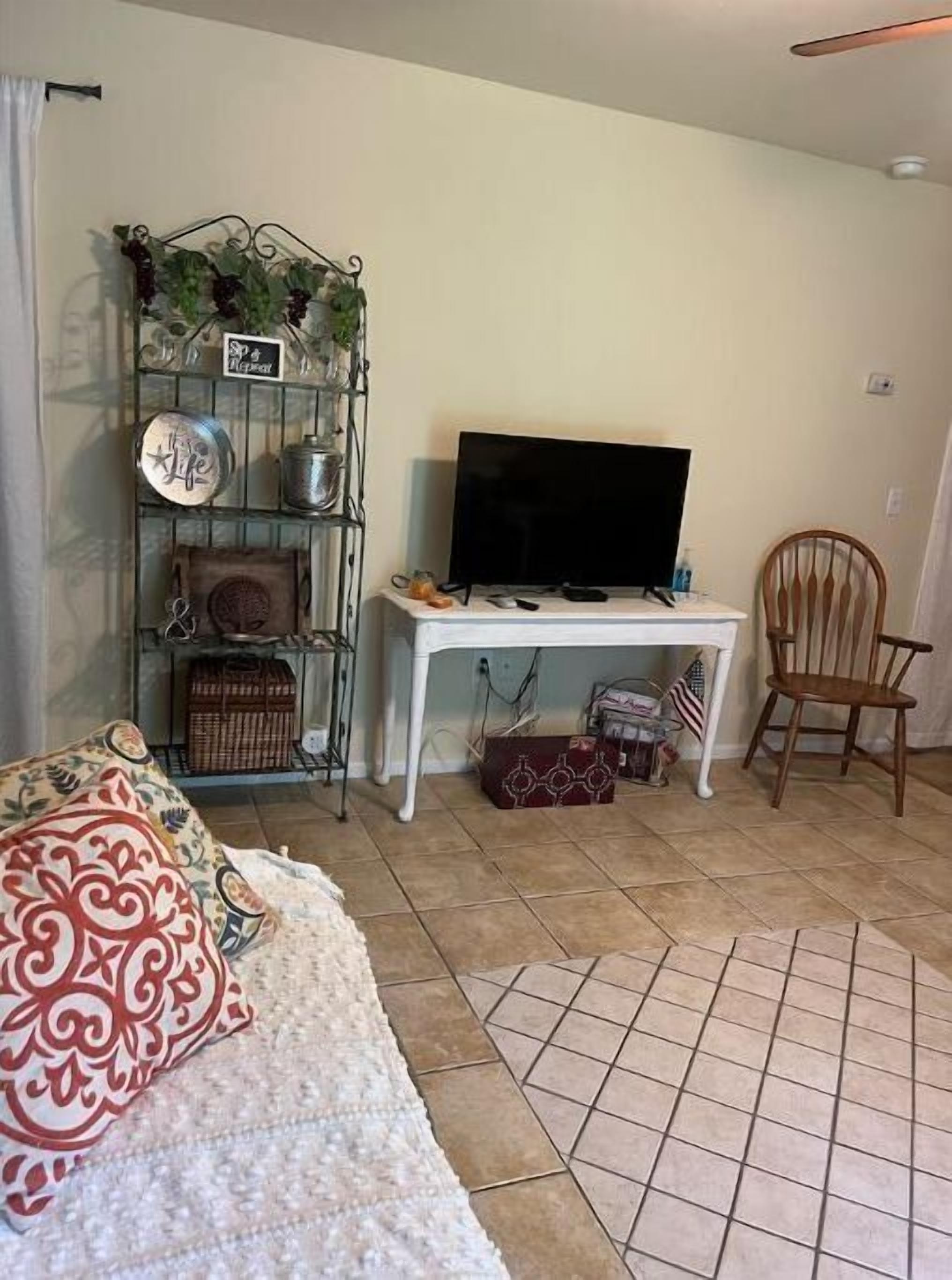 Adorable 2-Bedroom Guest Suite w/Fire pit