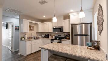 Een magnetron, een oven, een kookplaat