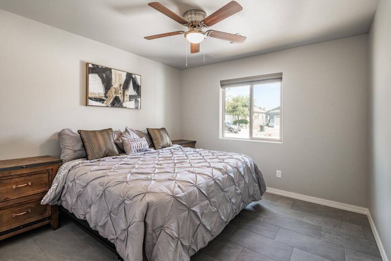 アイロン / アイロン台、WiFi (無料)、ベッドシーツ