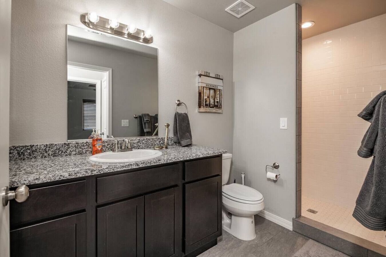 Douche, sèche-cheveux, serviettes fournies, savon