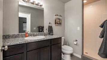 Douche, sĂšche-cheveux, serviettes fournies, savon