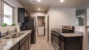 Een koelkast, een magnetron, een oven, een kookplaat