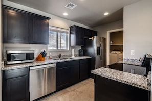 Fridge, microwave, oven, stovetop - New Pet Friendly Central Unit (Kingman)
