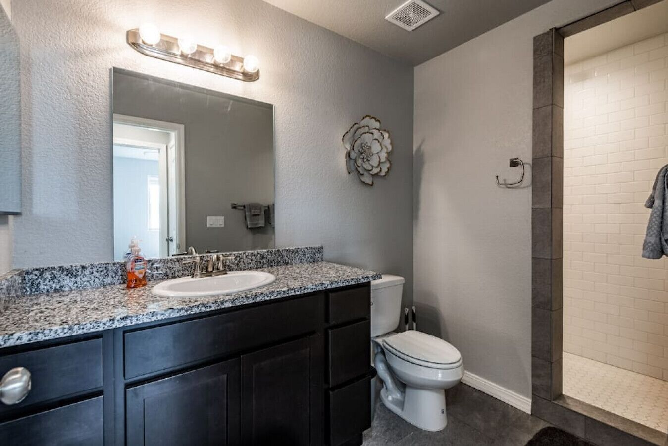 Dusche, Haartrockner, Handtücher, Toilettenpapier