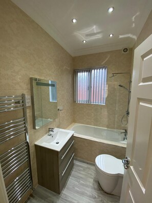 Hair dryer, towels, soap, shampoo - Luxurious Top standard Apartment 5 (Wolverhampton)